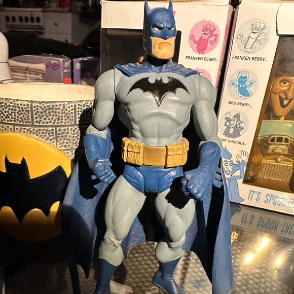 DC Comics™️ Batman™️ collectibleHandPainted Ceramic mug FreeBatmanfigureincluded - Picture 8 of 14